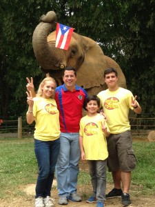 Shabum junto a Elefante